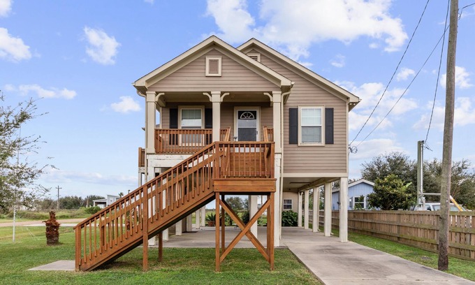 Galveston House | 4 FREE Kayaks for use & short drive to the beach!