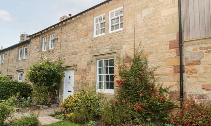 Woodhorn House | 4 HIGH HAUXLEY, pet friendly, character holiday cottage in Amble