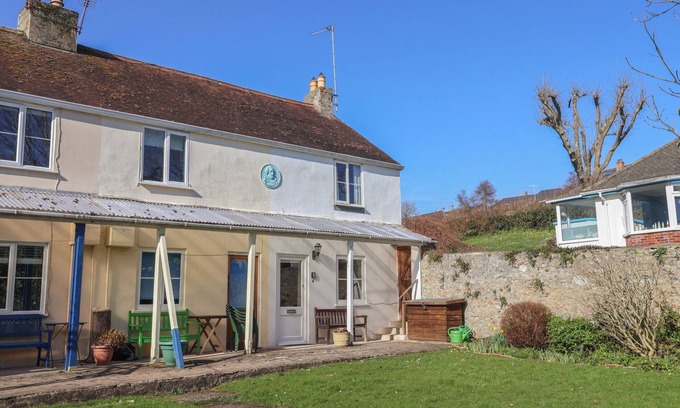 Lyme Regis Cottage | 4 LYMBROOK COTTAGES, pet friendly, with a garden in Lyme Regis