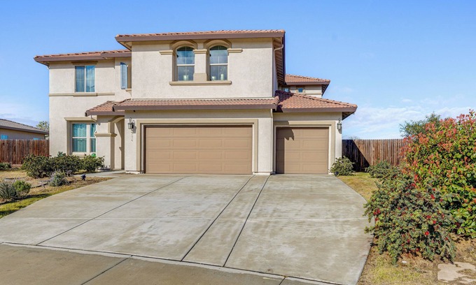 Rosedale House | 4 Mi to CSUB Campus: Spacious Home w/ Yard