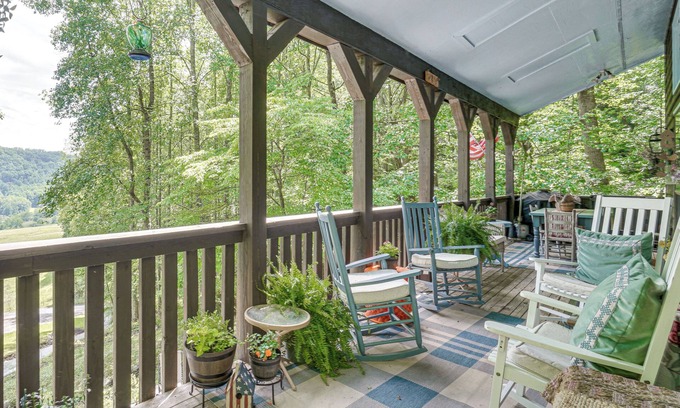 Robbinsville Cabin | 4 Mi to Lake Santeetlah: Cabin w/Deck & Views