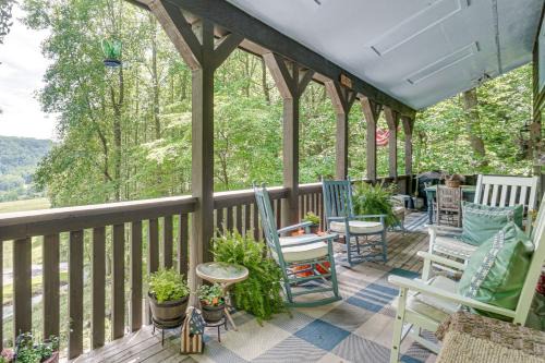 Robbinsville House | 4 Mi to Lake Santeetlah Cabin with Deck and Views