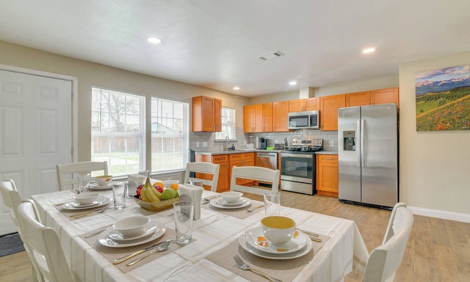 Southeast Houston House | 4 Mi to NRG Stadium: Quiet Home w/Fenced Yard!