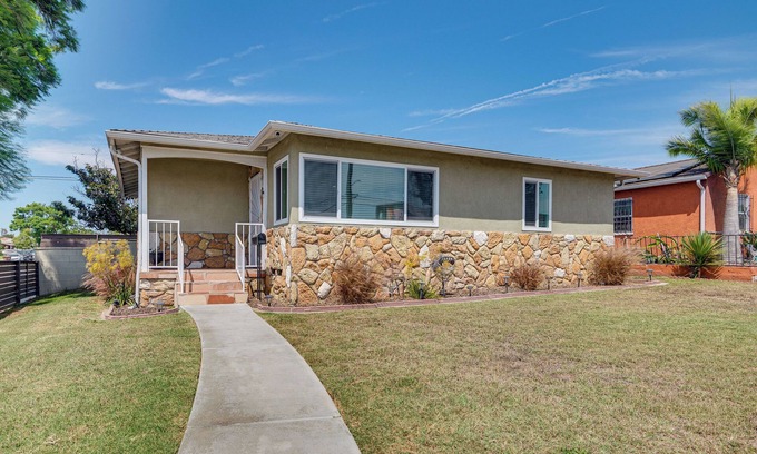 Los Angeles House | 4 Mi to SoFi Stadium, Fenced Yard: Modern Retreat!