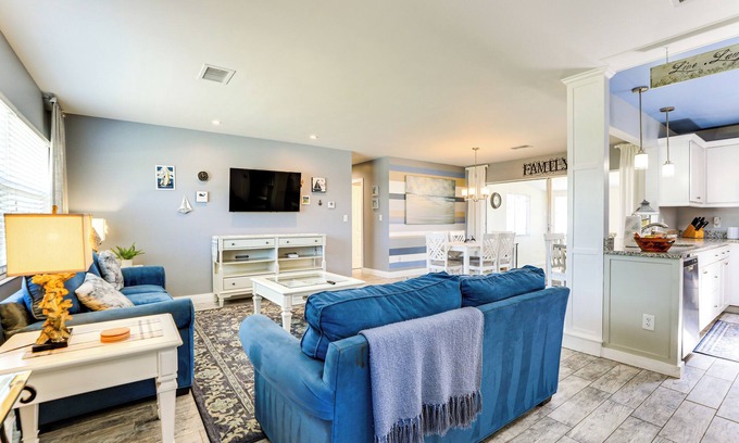 Venice Gardens House | 4 Mi to Venice Beach: Home w/Patio & Yard