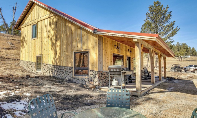 Custer Cabin | 4 Mi to Wind Cave Nat'l Park: Creekside Cabin!
