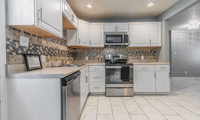 Garland House | 4 Queen Beds, Fast WiFi, Free Parking