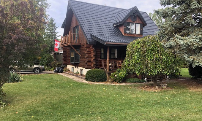 Southampton Cottage | 4 Season/4 bedroom Log Home in Southampton. Walking distance to downtown/beach