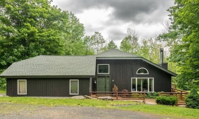 Jewett Ski Chalet | 4 Season Chalet w/ Hunter Mtn Views, Hottub, Yard and 8 min from Windham/Hunter