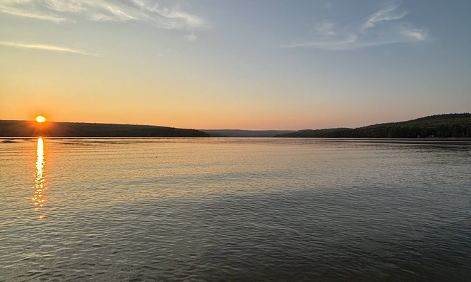 Hastings Highlands House | 4 season LAKEHOUSE on Papineau. Modern vibe, HOT TUB + expansive lake viewsn