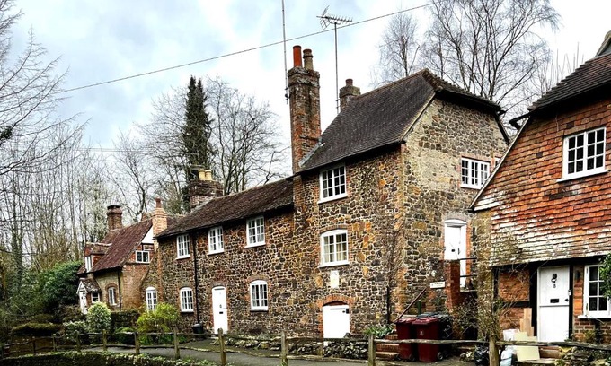 Pulborough House | 4 St Richard’s Cottages