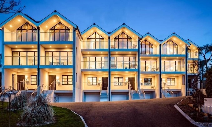 Porth House | 4 The Strand sleeps 8 guests, footsteps from Porth beach