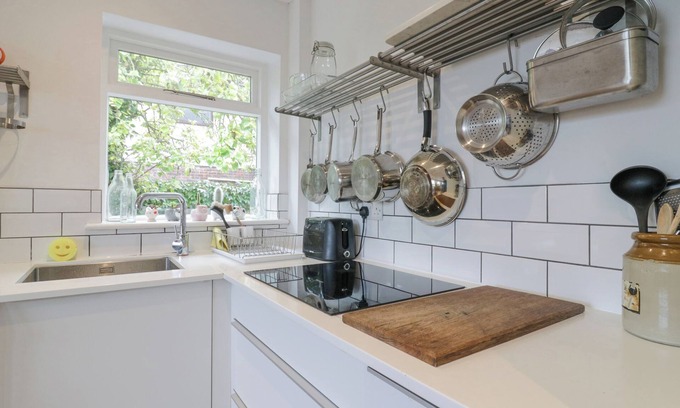 Deal Cottage | 4 WELLINGTON PARADE, EAST APARTMENT, pet friendly in Walmer