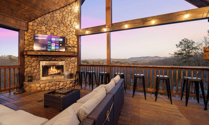 Blue Ridge Cabin | 40% Off 10 Min to Downtown OMG Views Private Hot Tub Deck Firepit Game Room