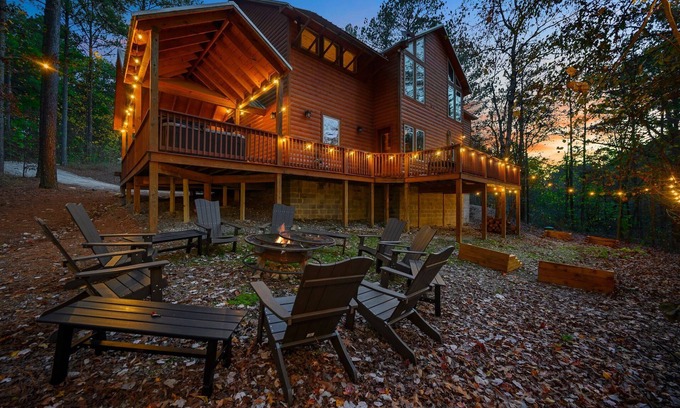 Broken Bow Cabin | 40% Off Sleeps 18 Walk2Town Hot Tub Firepit Covered Deck Playground Game Room