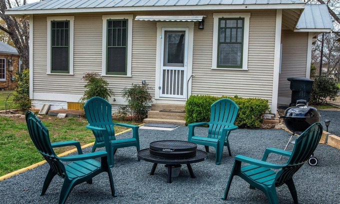 Fredericksburg House | 403 Cora | Great Location | Fire Pit