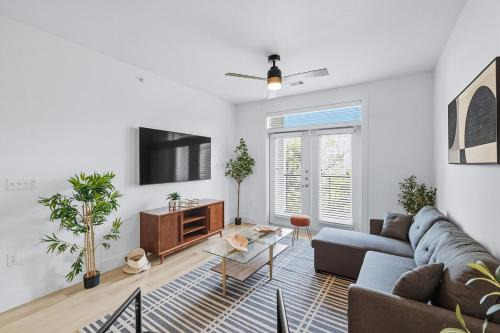 Fort Worth Apartment | 412 Stylish 2B2B Resort Style Pool & Gym, Golf Simulator, 7M to Dickies Stadium, 15M to AT&T stadium