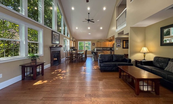 North Conway House | 42-2 Locust Lane | Sleeps 21, Pool, Hot Tub, Views