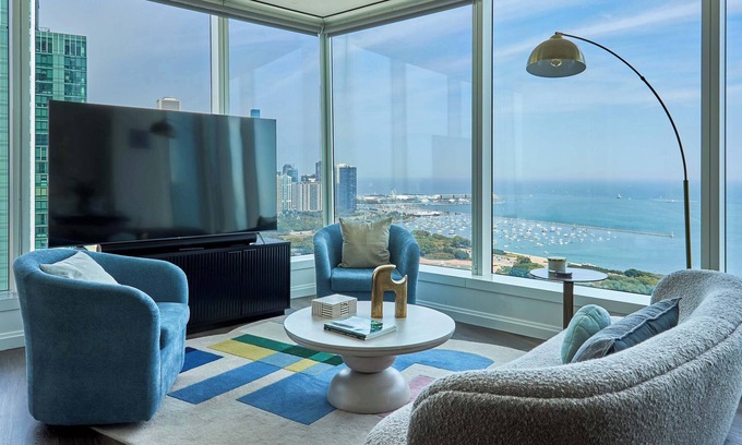 The Loop Apartment | 43 Fl World-Class Escape w/Breathtaking Lake Views