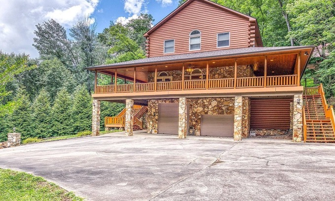 Maggie Valley Cabin | 44 Gathering Place (Hot Tub) 44 Golf View Rd: 6 BR, 4.5 BA in Maggie Valley, Sleeps 14