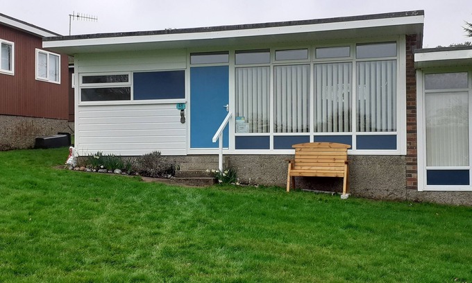 Cromer Cottage | 48 Kings Chalet Park - a holiday chalet that sleeps 4 guests in 2 bedrooms
