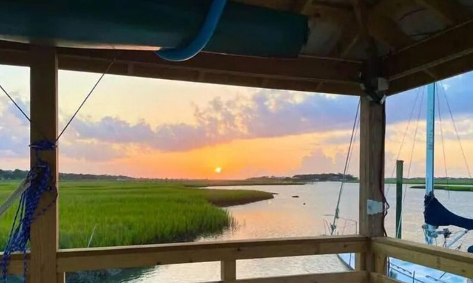 Charleston Boat Rental | 48' Motor Yacht on a Private Dock
