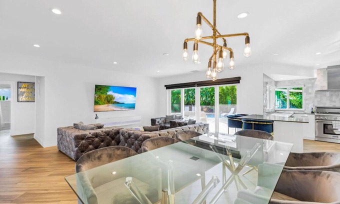 Fort Lauderdale House | ★4BD/4BA Family Retreat Near The Beach. Heated Pool