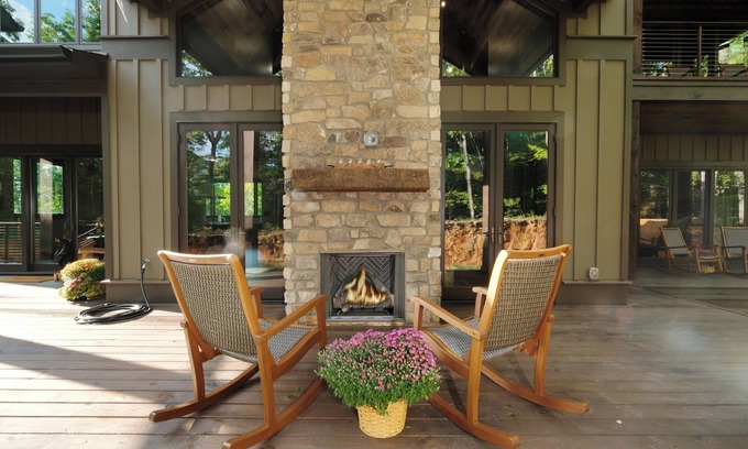 Gatlinburg - Pigeon Forge Ski Chalet | 4bd/5ba sleeps 10, Private, Mtn views, pools, hot tub, fireplaces, large parking