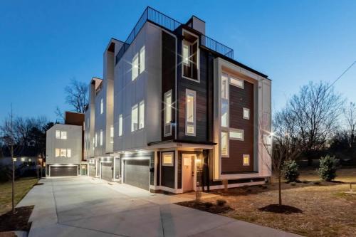 Nashville House | 4BD Townhome East Nash with Rooftop 12ppl