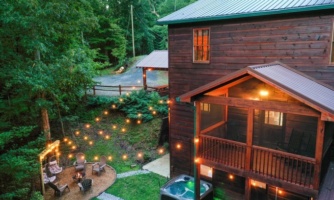 Ellijay Cabin | 4Bdr+ Loft ~ Dog Friendly~ Hot tub~ Game Room ~ Resort Pool ~ Fire Pit- Ellijay
