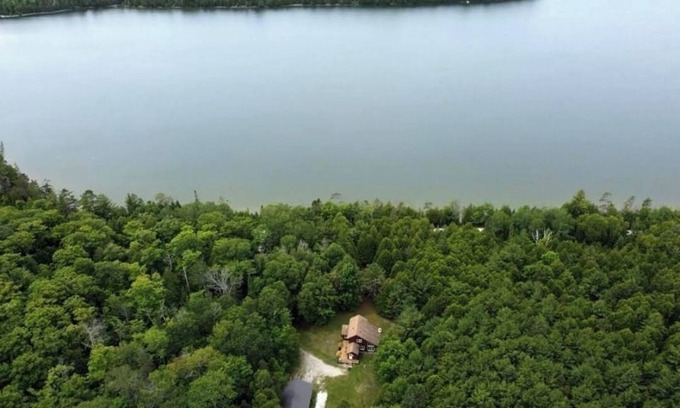 Manitoulin District Cottage | 4BED + HOTUB - Private Forest Retreat by Lake & Trail