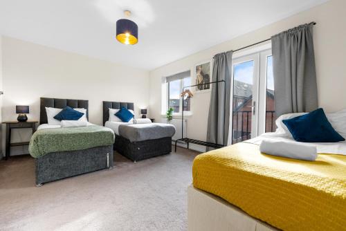 West Bromwich House | 4BR Contractor House in Birmingham w/Parking