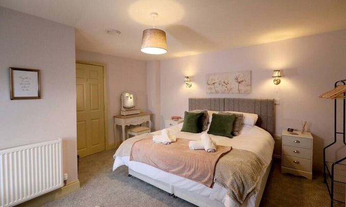 Norwich House | 4BR Elegant Stay | Golden Triangle | Parking