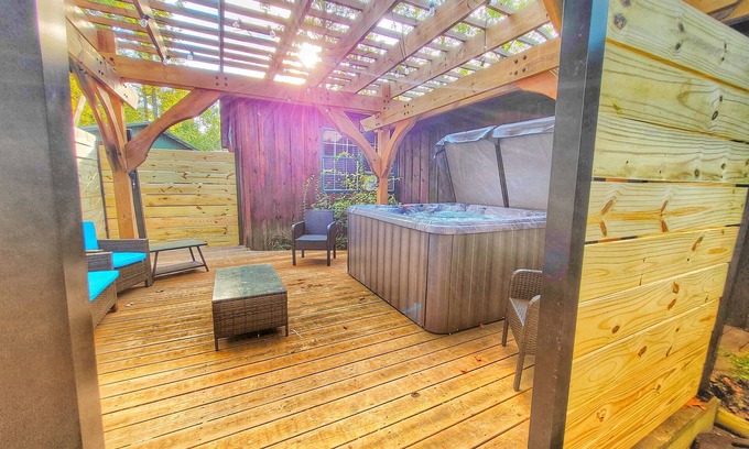 Gatlinburg - Pigeon Forge House | 4BR Family Lodge in Gatlinburg with Hot Tub