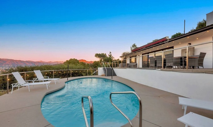 Los Angeles House | 4BR Hilltop Villa by Universal Studios with Pool and Jacuzzi Amazing Views
