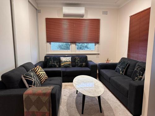 Keiraville House | 4BR Home 10 mins walk to UOW, free parking, Wi-Fi, AC