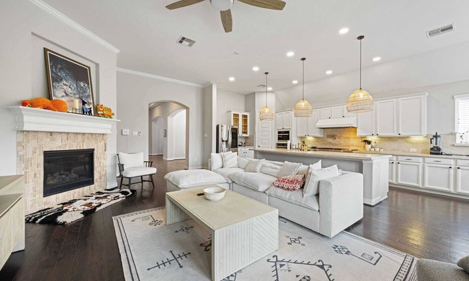 Sugar Land House | 4BR Home in Sterling Heights|Mainfloor Bedroom|Parking|Walk In Closets #42195