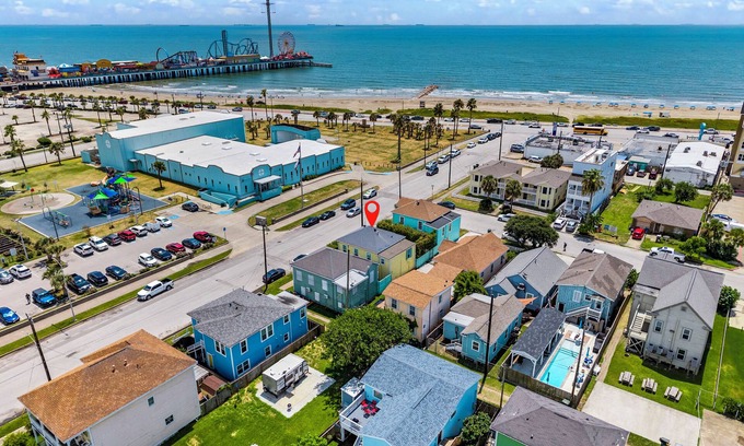 Galveston House | 4BR Island Getaway–Walk to Seawall & Pleasure Pier