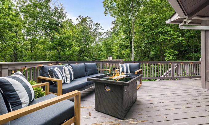Roseland Cabin | 4BR Near Slopes Mid-Century Vibes Hot Tub Game Room Family Friendly
