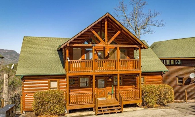 Pigeon Forge Cabin | 4BR, Views, Hot Tub, Sleeps 18.