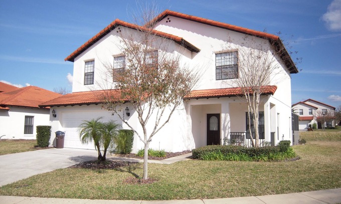 Four Corners House | 4BR VRBO Home 7 miles to Disney. Gated Community with Clubhouse & Amenities