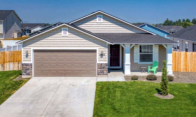 Caldwell House | 4BR w/Garage Parking | Fast WiFi & Playroom