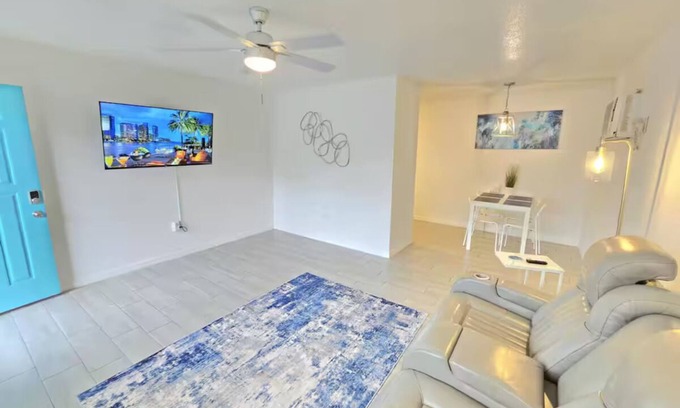 Bearss Plaza House | 4k TV's, Soft Mattress, Remodeled, Moffitt, USF