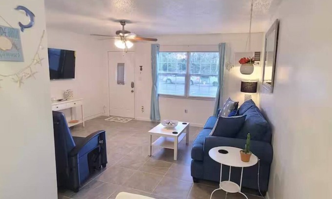 Bearss Plaza Apartment | 4k TV's, Soft Mattress, Remodeled, Moffitt, USF
