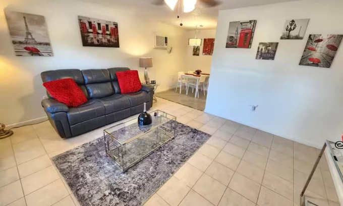 Bearss Plaza House | 4k TV's, Soft Mattress, Remodeled, Moffitt, USF