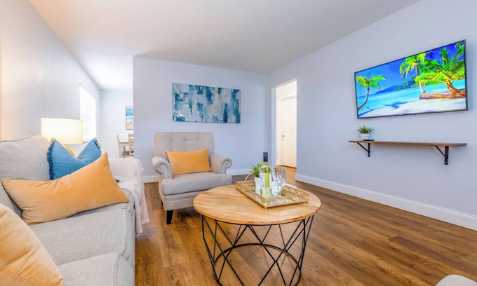 Palm Springs Apartment | 4ppl, 9 minutes to airport , BBQ, Top Location
