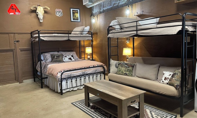 Riesel House | 4T Bunkhouse : comfortable private lodging for family fun.