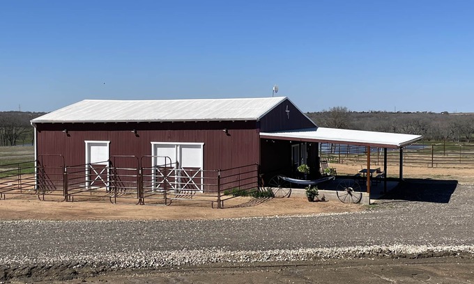 Riesel House | 4T Bunkhouse lodging and horse barn. Come for unique fun or bring your horse.
