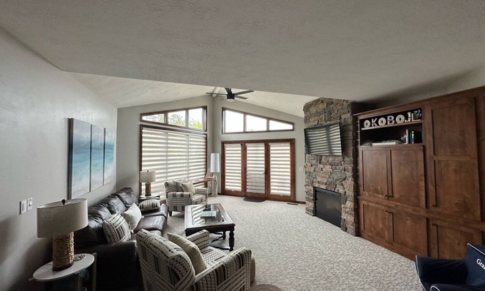 Arnolds Park Condo | 4th Floor Condo Vaulted Ceilings. New Beds, Carpet, Blinds, Paint ๐๐ผ 1st building