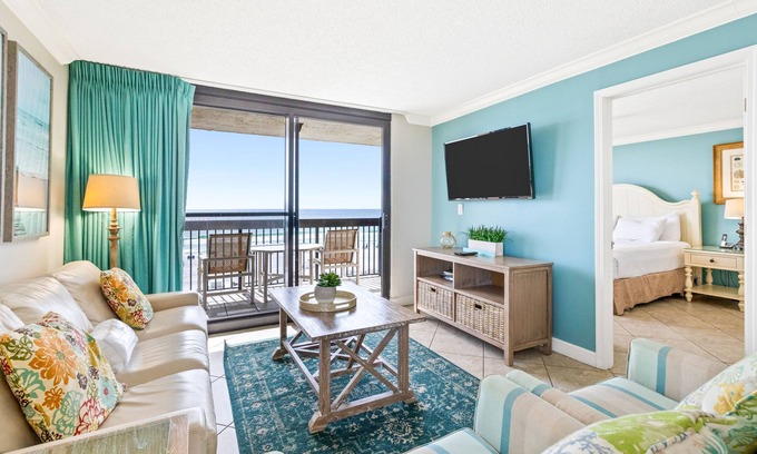 Destin Condo | 4th Floor Welcoming Condo, On-site pool w/bar & restaurant